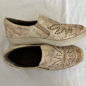 Roper Mane Phoenix cream suede slip-on shoe Studded women’s size 8.5 great cond